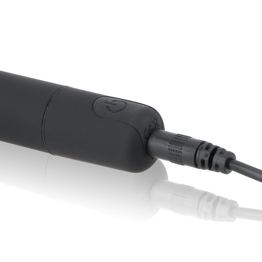 Mini bala vibradora recargable color negra punta plata silicona hipoalergénica vista detalle cargador